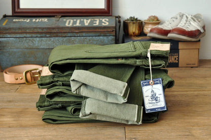 Herren Jeans in Vulkanisiertem Olivgrün mit Slim Fit und Reißverschluss