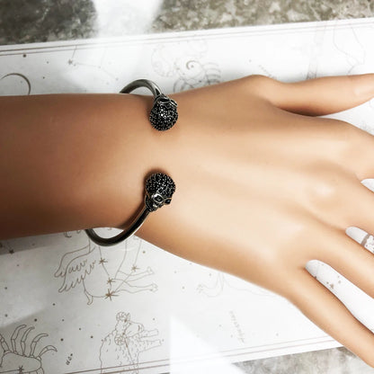 Damen-Armreif Totenkopf Pavé Karma Punk aus Sterlingsilber