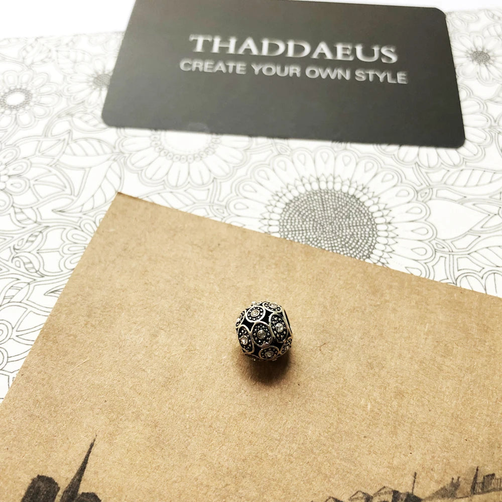 Runder 925-Sterlingsilber-Charm mit Art-Deco Muster, schwarz und silbern.