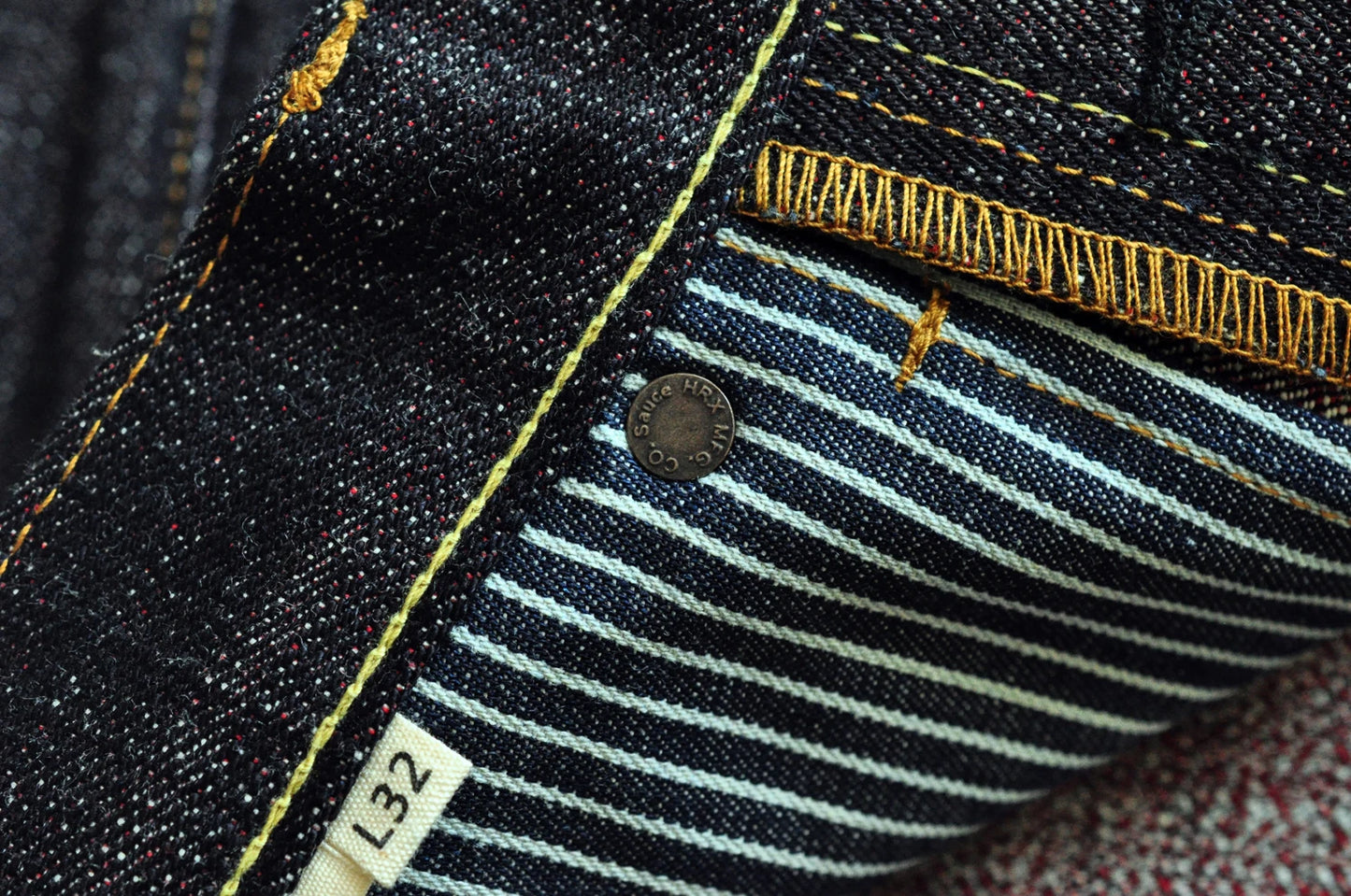 Herren Jeans im Taper Fit aus Raw Denim mit versilberten Knöpfen