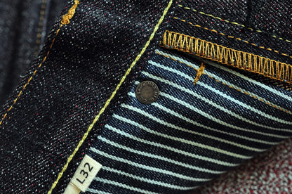 Herren Jeans im Taper Fit aus Raw Denim mit versilberten Knöpfen