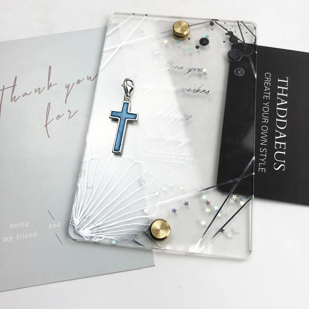 Kreuz-Charm-Anhänger aus Sterlingsilber mit blauem Kreuz auf Schmuckset-Karte