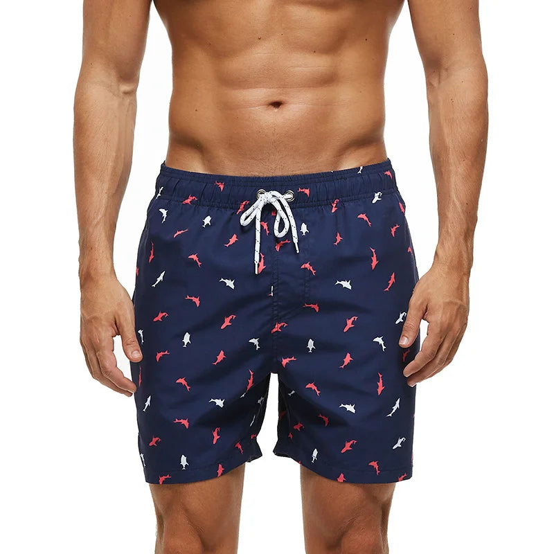 Herren-Badeshorts mit Mesh-Innenslip, verstellbarem Bund und Taschen – ideal für Sport und Freizeit.