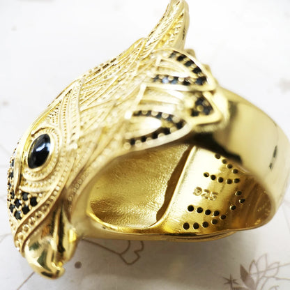 Goldfarbener Cocktailring, Detailansicht mit Eulenkopf und schwarzen Zierpunkten