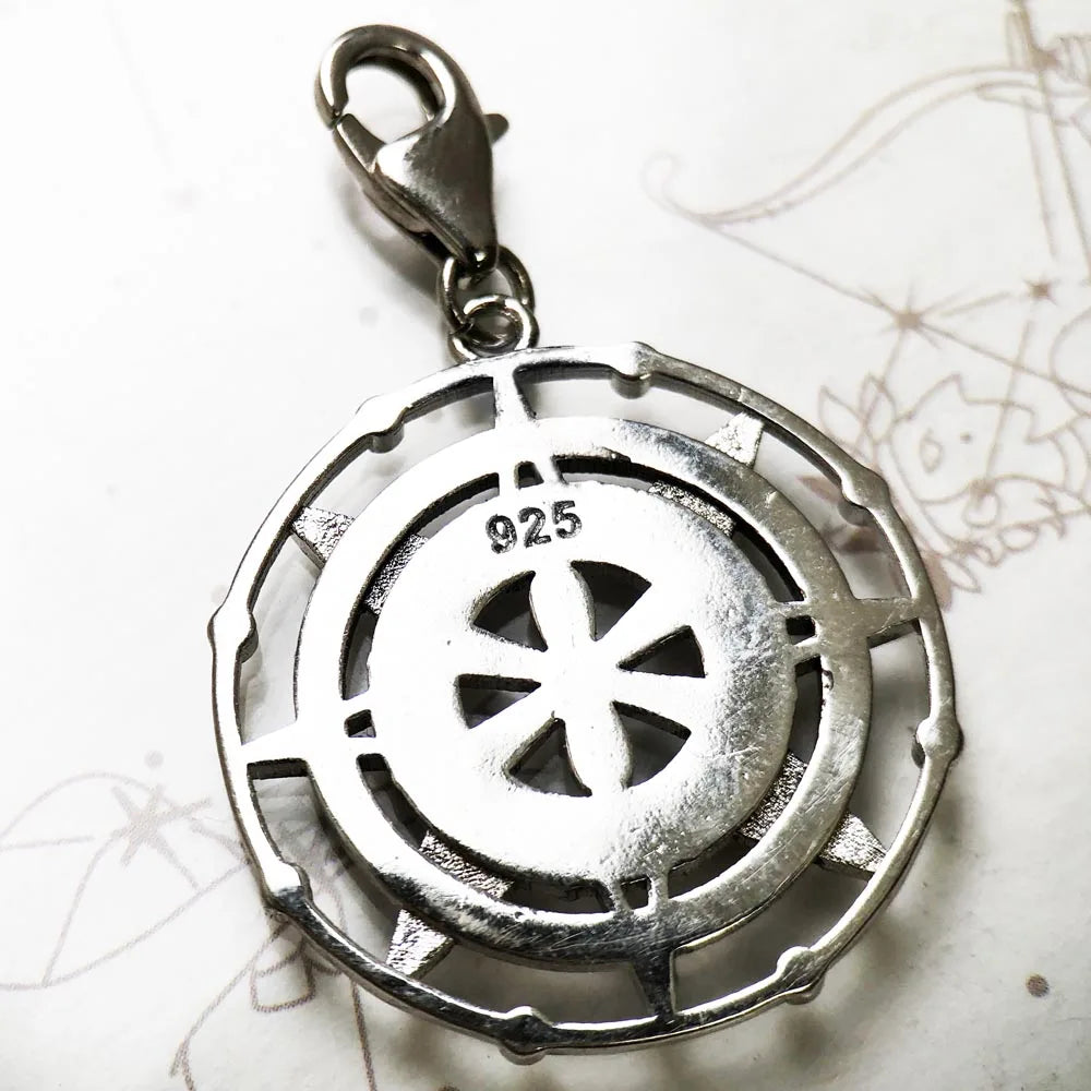 Rückseite des Anhängers aus 925er Sterlingsilber mit Prägung „925“ und Sonnenrad