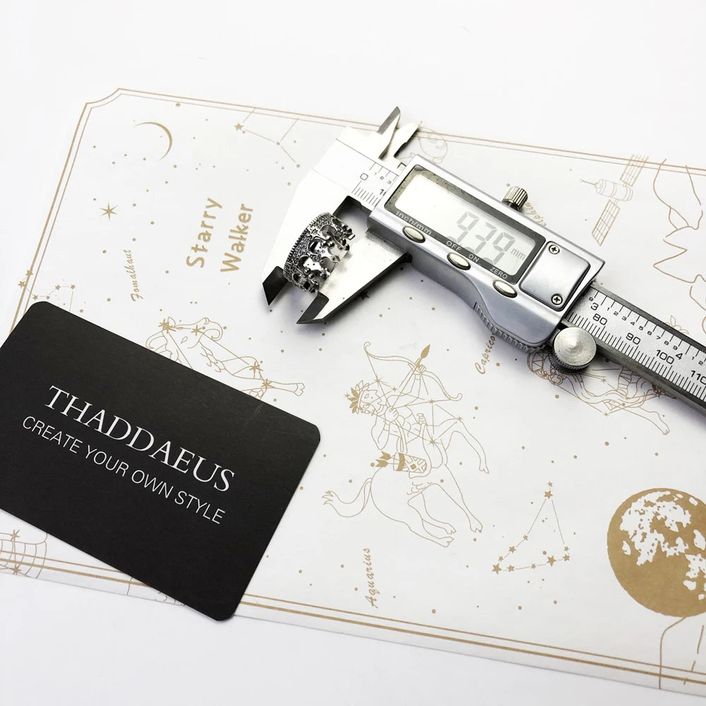 Schmuckset mit THADD AEUS-Karte und Schieblehre, passend zum Kronenring
