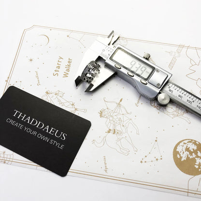 Schmuckset mit THADD AEUS-Karte und Schieblehre, passend zum Kronenring