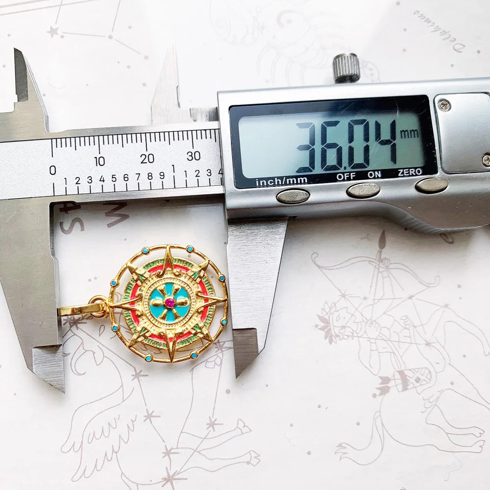 Runder goldfarbener Anhänger mit farbigem Azteken-Ornament und türkisfarbenen Details
