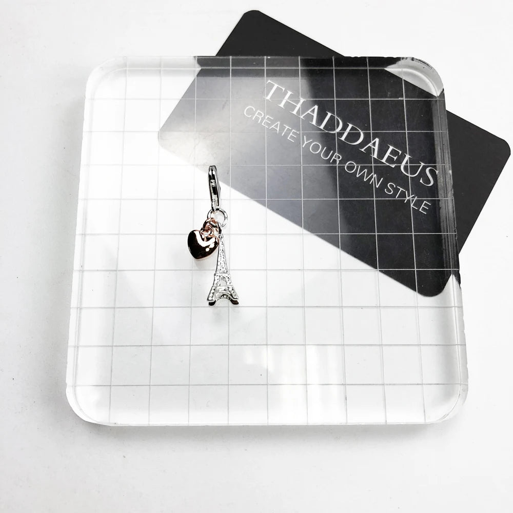 Eiffelturm-Charm an kleiner Öse auf Schmuckkarte mit THADDAEUS-Aufdruck