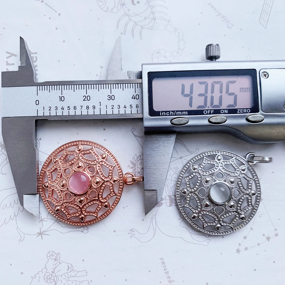 Anhänger-Set: roségoldener und silberner runder Lotus-Anhänger mit Opal-Optik, Maßband im Bildausschnitt