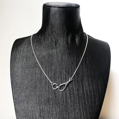 Silberne 925-Sterlingsilber-Halskette auf dem Schmuckständer mit zwei verschlungenen Ösen