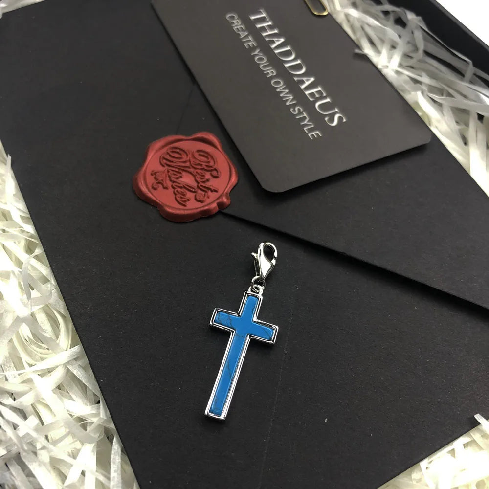 Kreuz-Charm-Anhänger aus 925er Sterlingsilber mit blauem Kreuz, Nahansicht