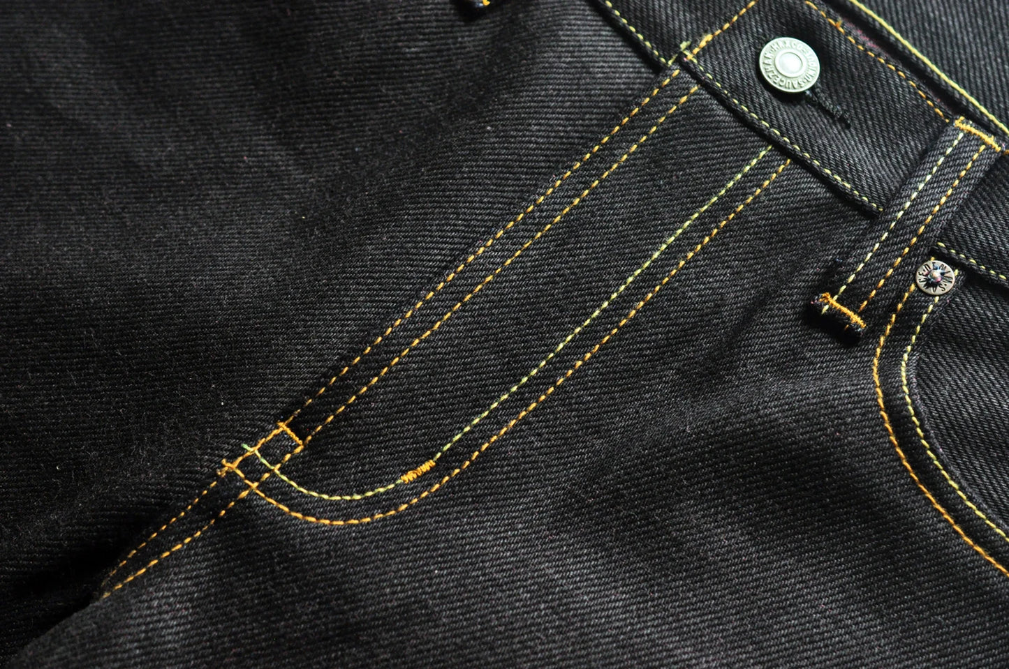 Herren Jeans aus Selvedge Denim mit doppelseitiger Färbung und gerader Passform
