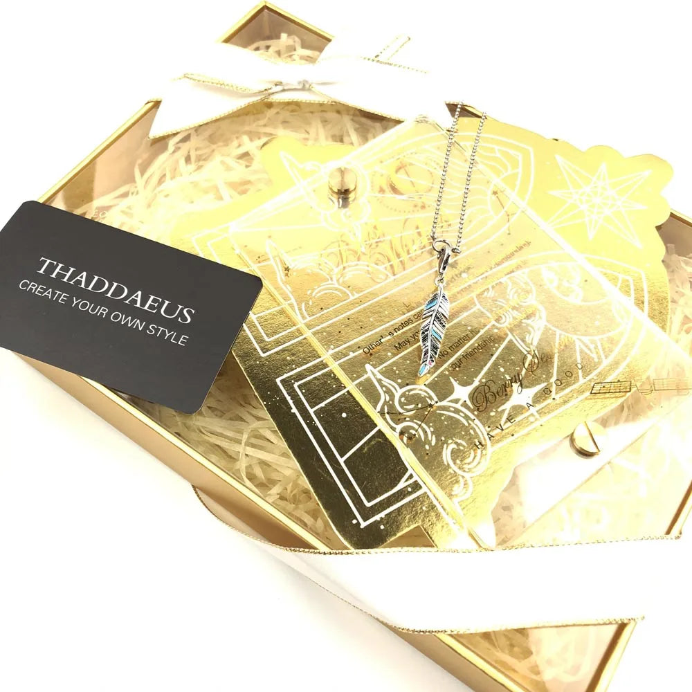 Halskette mit silberner Kette und mehrfarbigem Federanhänger in Geschenkbox