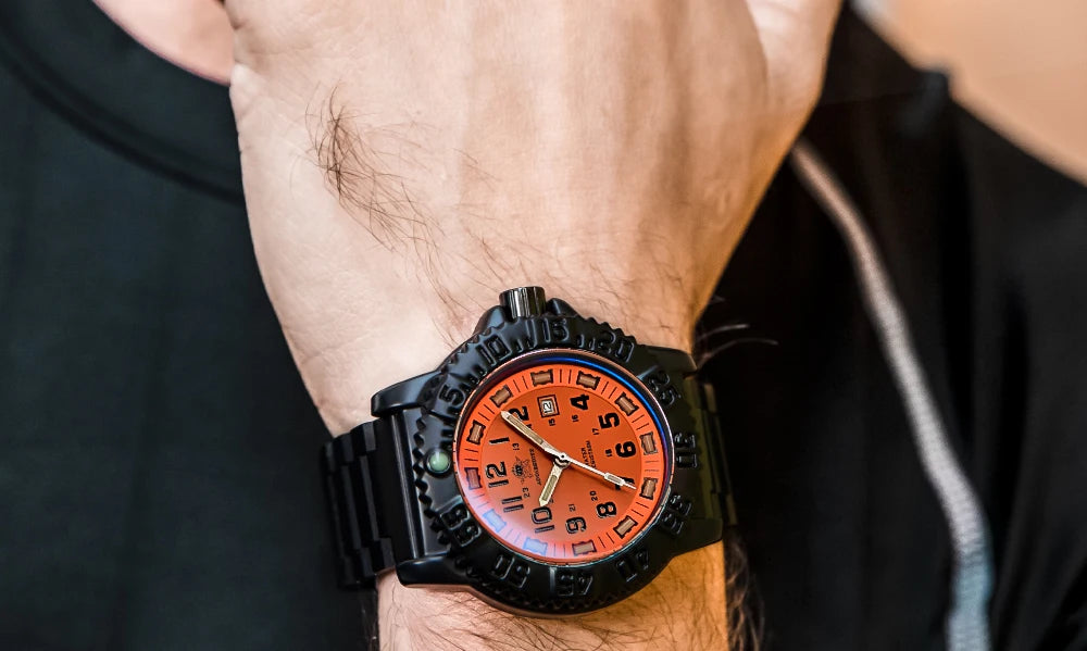 Herren-Sportquarzuhr mit Leuchtzeigern und Nylonarmband