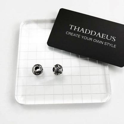 Silberne Charm-Perle mit schwarzem Federrelief, im Marken-Set mit zwei Charms