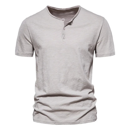 Herren T-Shirt aus einfarbigem Casual-Stoff mit klassischem Schnitt für den Sommer