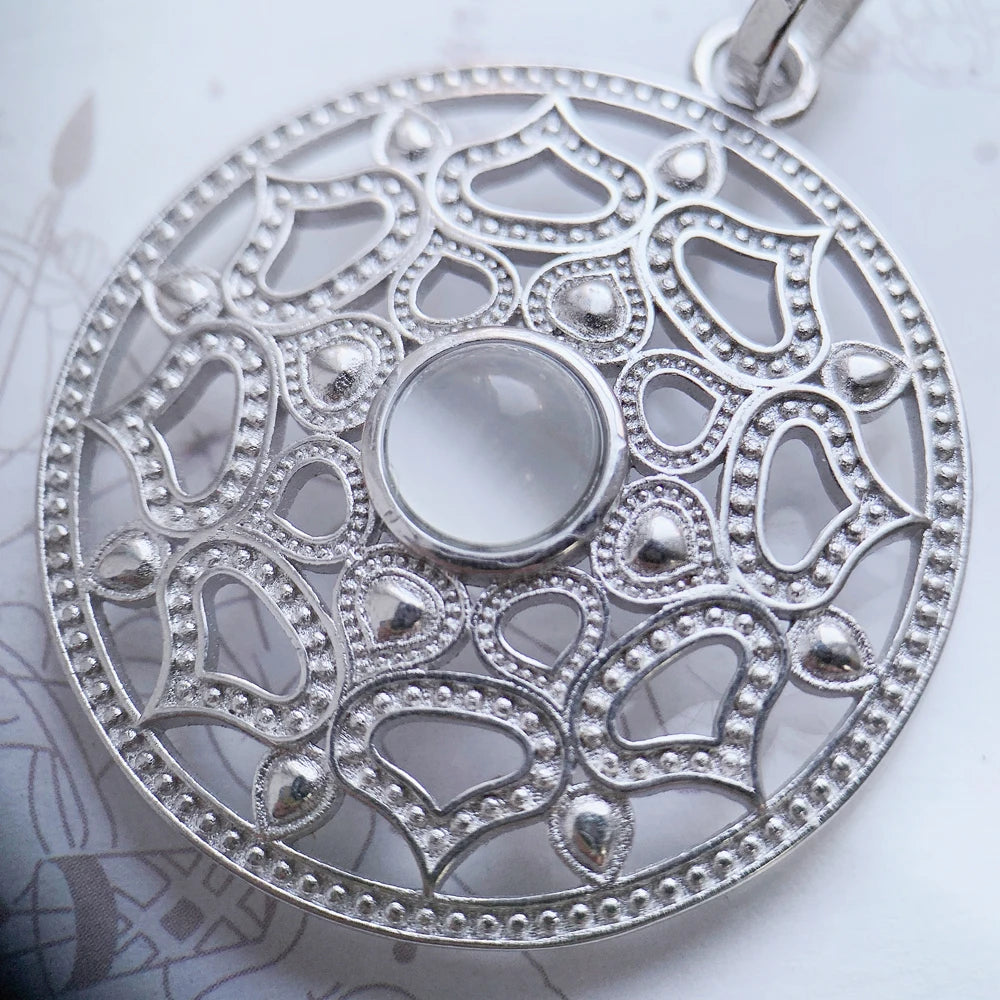 Runder 925-Sterlingsilber Anhänger mit filigraner Herz-Lotus-Optik und Opal-Optik-Platte