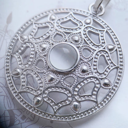 Runder 925-Sterlingsilber Anhänger mit filigraner Herz-Lotus-Optik und Opal-Optik-Platte