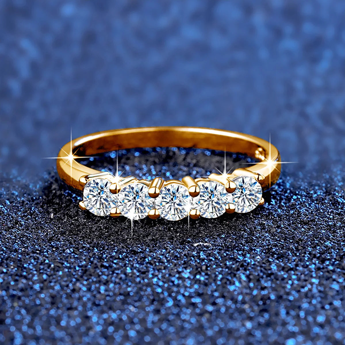 Damen-Ring aus 18K Gelbgold mit fünf Moissaniten und Echtheitszertifikat, Luxus Schmuckstück für Verlobung oder Hochzeit