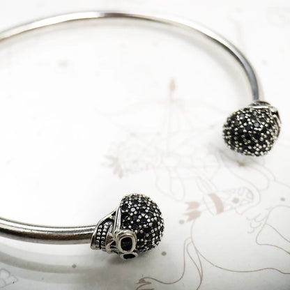 Damen-Armreif Totenkopf Pavé Karma Punk aus Sterlingsilber