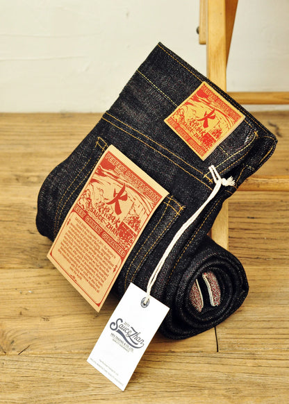 Herren Jeans im Taper Fit aus Raw Denim mit versilberten Knöpfen