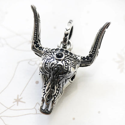 Anhänger Bullenkopf aus geschwärztem 925 Sterlingsilber mit markantem Gesicht