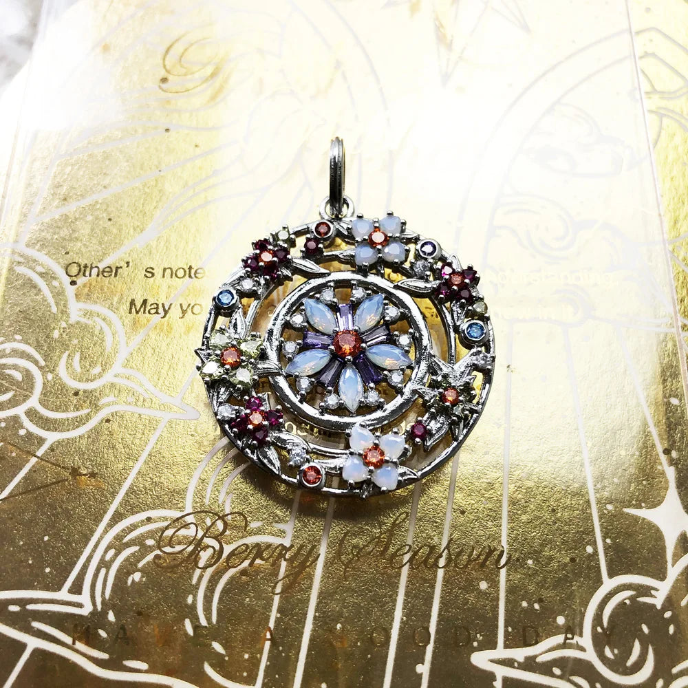 Anhänger aus 925 Sterling-Silber mit rundem Blumenkranz aus bunten Steinen