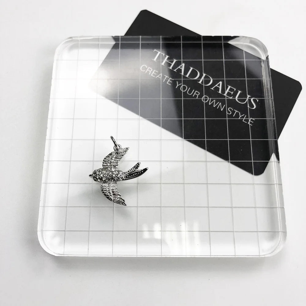 Schwalben-Anhänger aus 925 Sterlingsilber im Schmuckdisplay, detaillierte Prägung