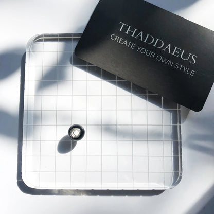 Schwarzer Perlen-Charms auf transparenter Maßkarte, runde Kugel mit Öse