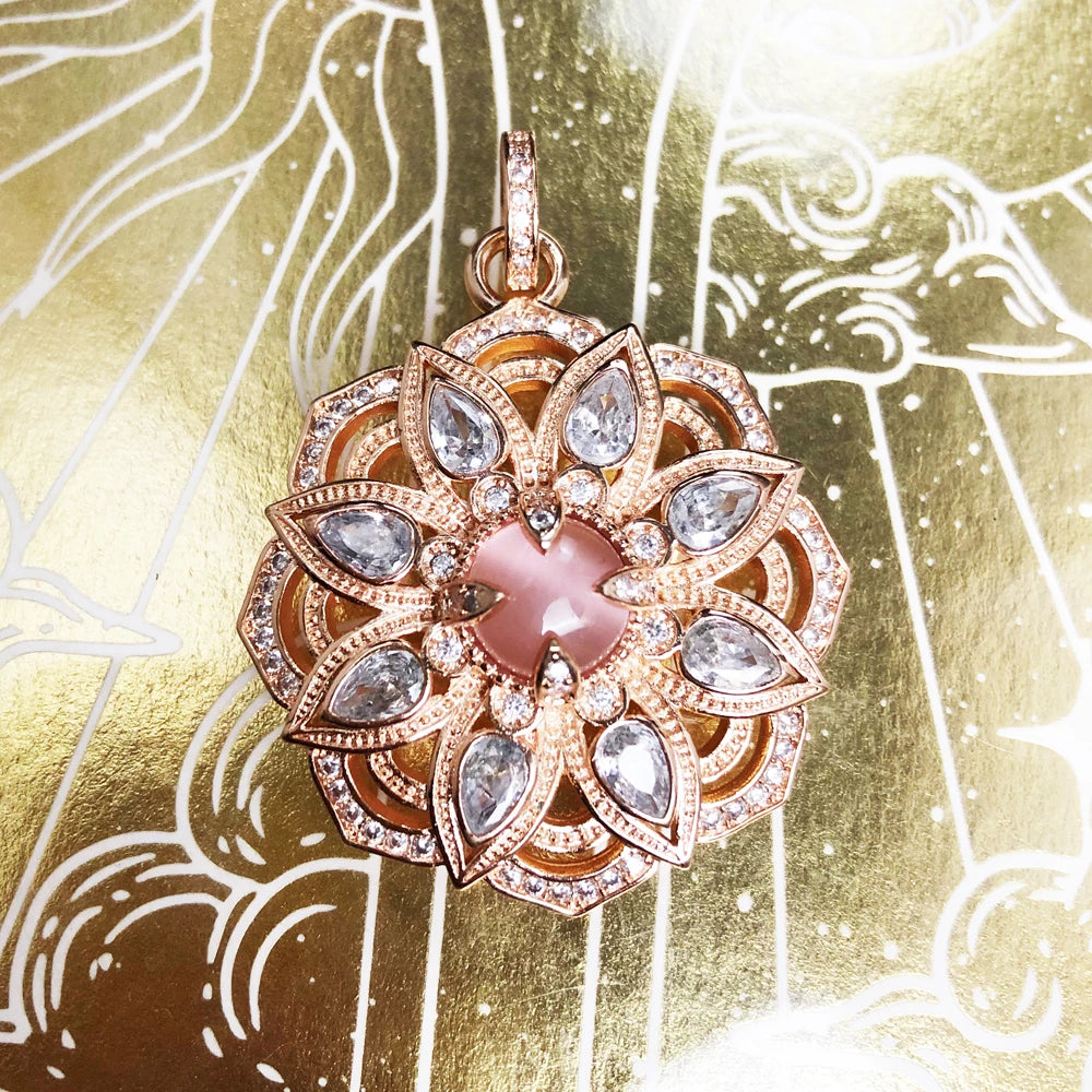 Roségoldfarbener Lotus-Anhänger mit rosafarbenem Zentrum und ovalen Strasssteinen