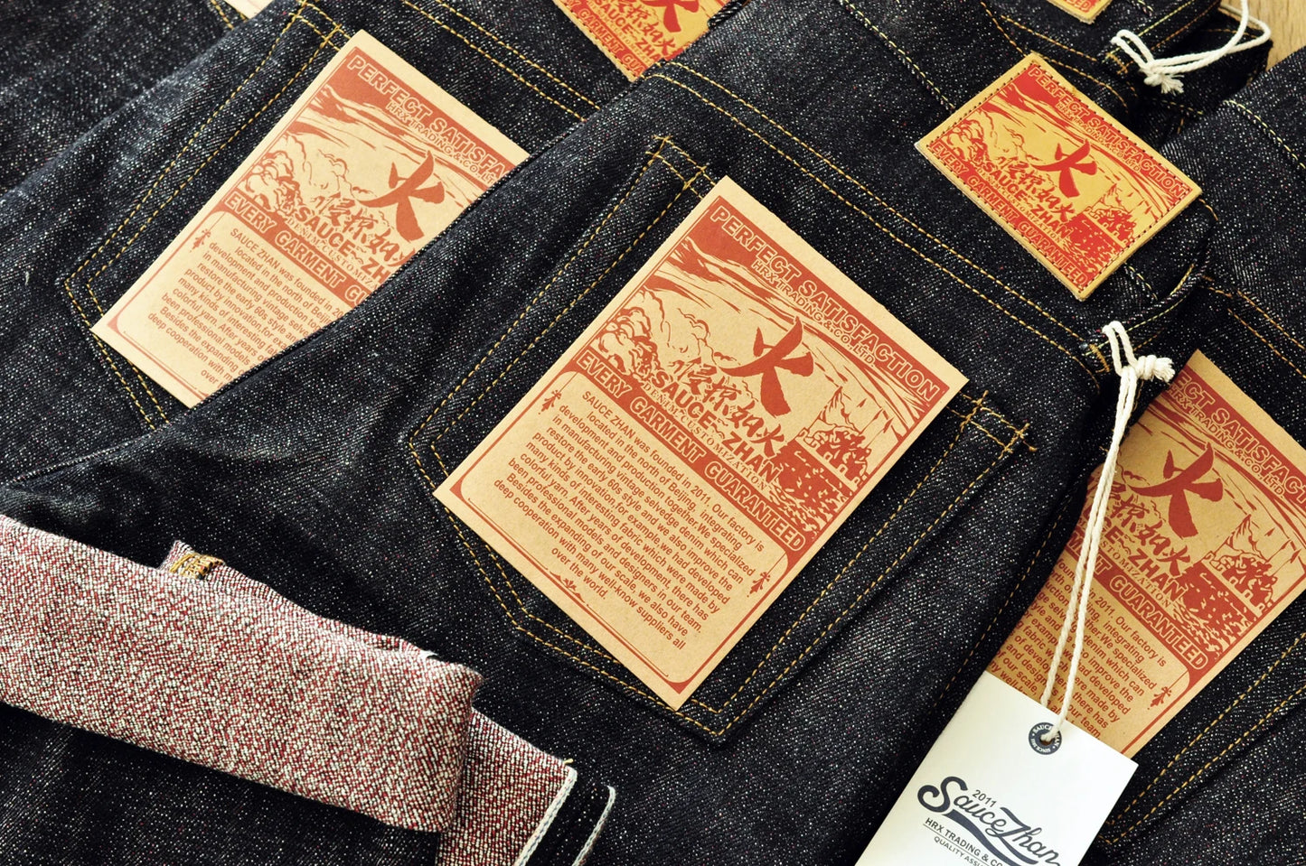 Herren Jeans im Taper Fit aus Raw Denim mit versilberten Knöpfen