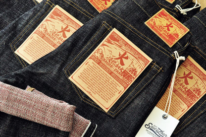 Herren Jeans im Taper Fit aus Raw Denim mit versilberten Knöpfen