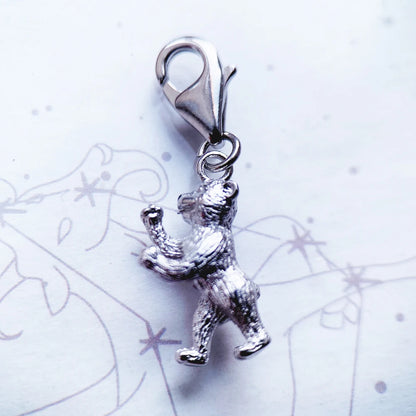 Bären-Anhänger aus 925er Sterlingsilber, Nahaufnahme mit Aufhängöse und Ringkette