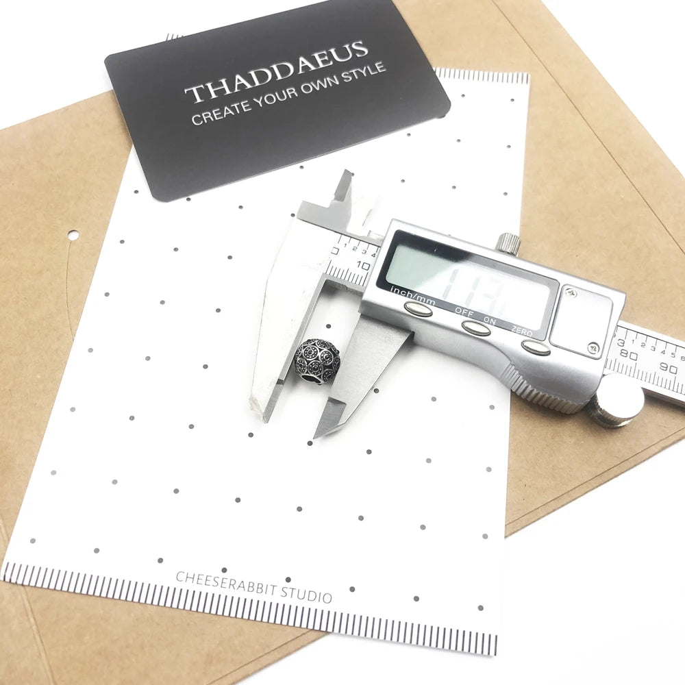 Runder Charm aus schwarzem 925 Sterlingsilber mit Art-déco Strassbesatz
