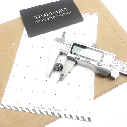 Runder Charm aus schwarzem 925 Sterlingsilber mit Art-déco Strassbesatz