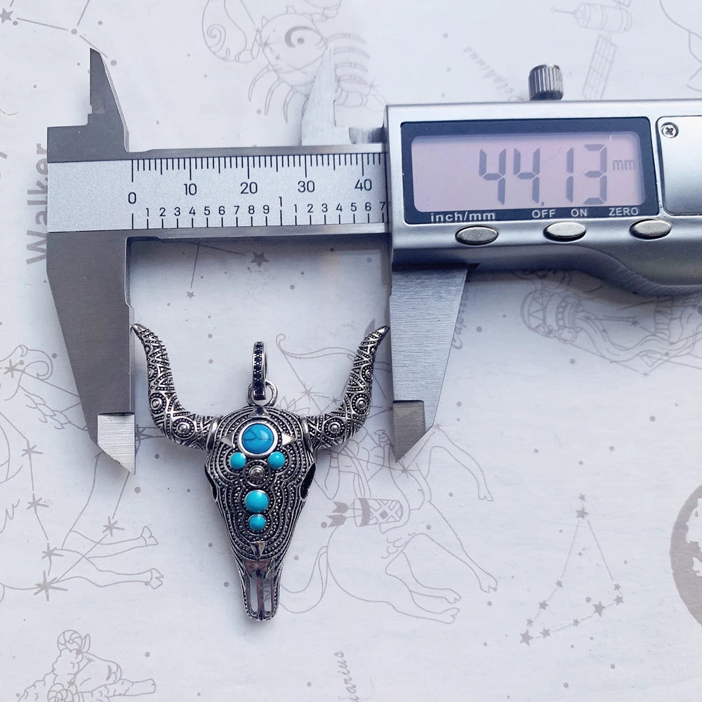 Stierkopf-Anhänger aus 925er Sterlingsilber mit türkisfarbenen Steinen, Maßstab