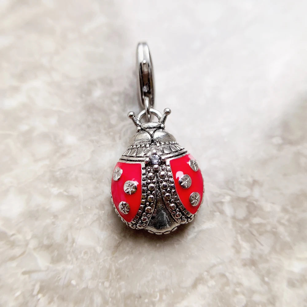 Marienkäfer-Anhänger aus 925 Sterlingsilber mit roter Emaille, Draufsicht von unten