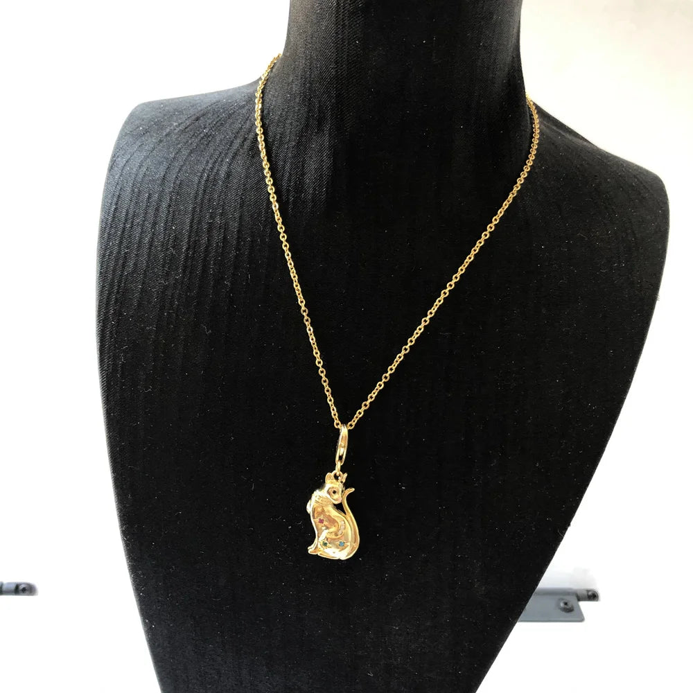 Goldene Halskette mit Katzenanhänger, an schwarzem Büstenträger präsentiert