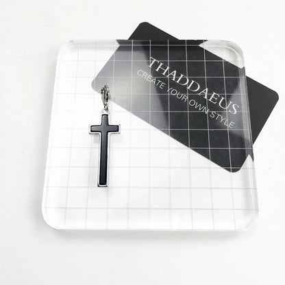 Kreuz-Charm-Anhänger aus 925 Sterlingsilber mit dunkler Einlage am Kreuz