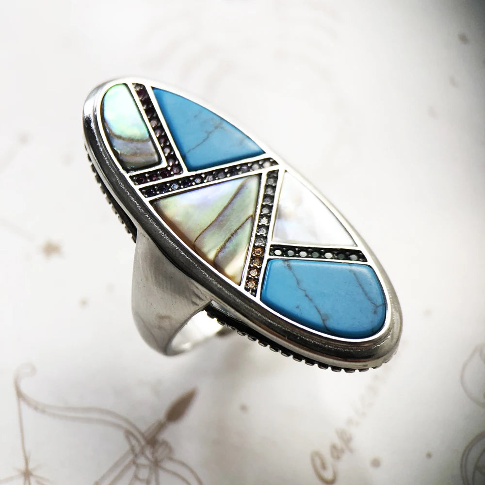 Ovaler Ring aus 925 Sterling Silber mit blauem Türkis, farbigen Einlagen im Muster