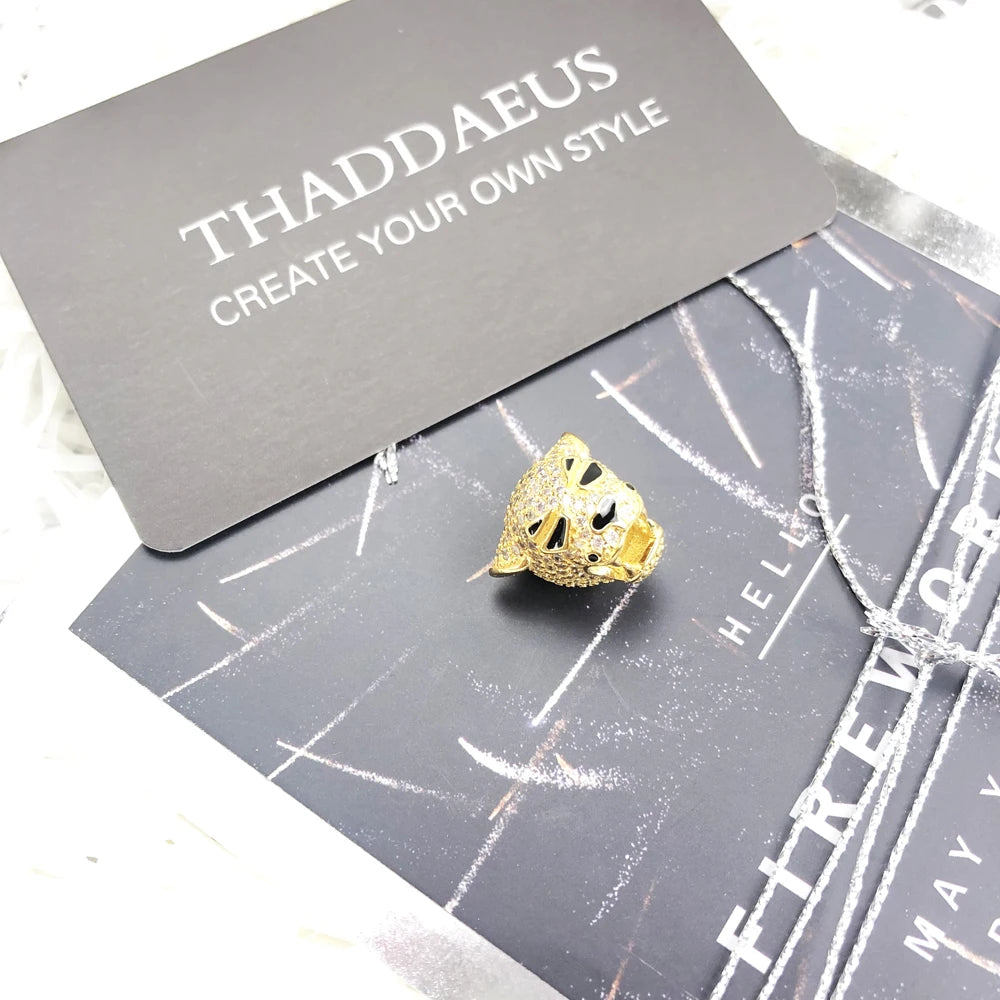 Goldener Tigerkopf-Charme aus 925 Sterlingsilber auf Schmuckkarte