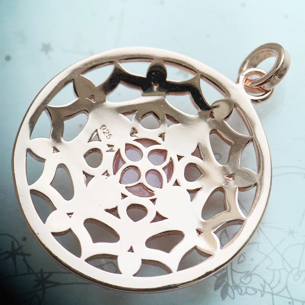 Roségoldfarbener runder Anhänger mit filigranem Lotus-Muster und schimmernder Opal-Optik