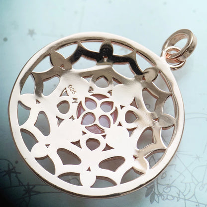 Roségoldfarbener runder Anhänger mit filigranem Lotus-Muster und schimmernder Opal-Optik