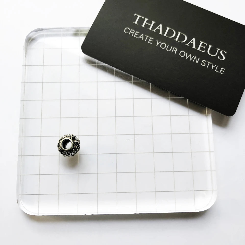 Runder Charm aus schwarzem 925 Sterlingsilber mit Strassdekor im Kreisdesign