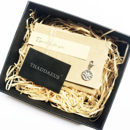 Kompass-Anhänger aus Sterlingsilber mit blauem Stein in schwarzer Geschenkbox