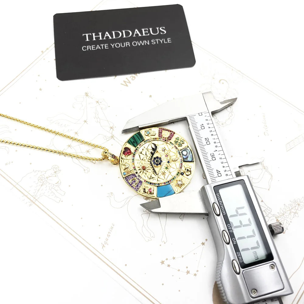 Halskette mit goldfarbener Kette und rundem Amulett-Anhänger mit farbigen Zeichen