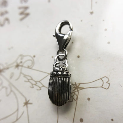 Käfer-Anhänger aus 925er Silber mit geripptem Körper und dunklem Emaille-Finish