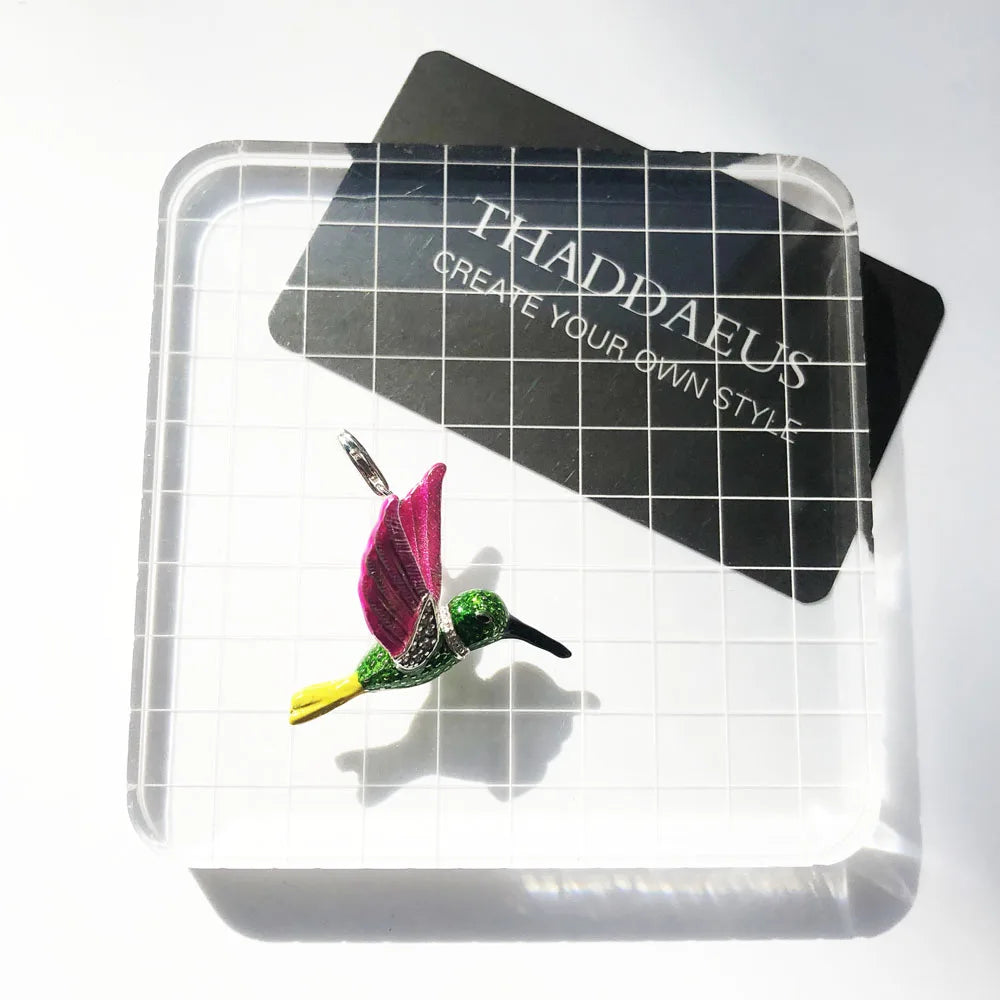 Kolibri-Anhänger aus 925 Sterling Silber in Schmuckbox, bunte Emaille mit glänzendem Stein in Mitte