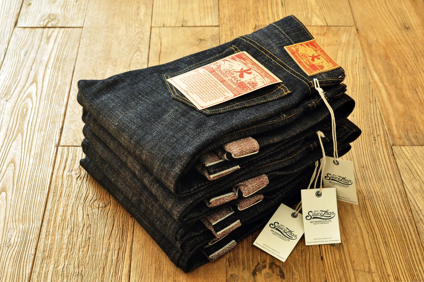 Herren Jeans im Taper Fit aus Raw Denim mit versilberten Knöpfen